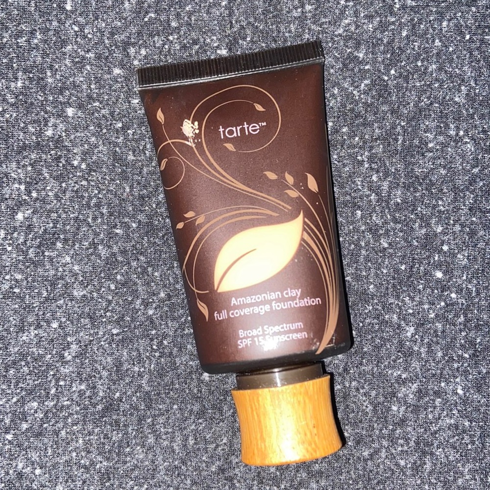 Tarte Amazonian clay foundation. light Golden 22G